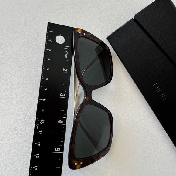 ❌SOLD❌ DIOR *NEW* Miss Dior Tortoise Sunglasses with Case in Excellent Condition - Picture 11 of 14